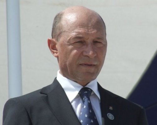 Băsescu: cerinţa poporului este 300 de senatori şi deputaţi